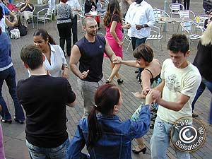 Wuppertal: Open Air Salsa vor dem Live-Club Barmen